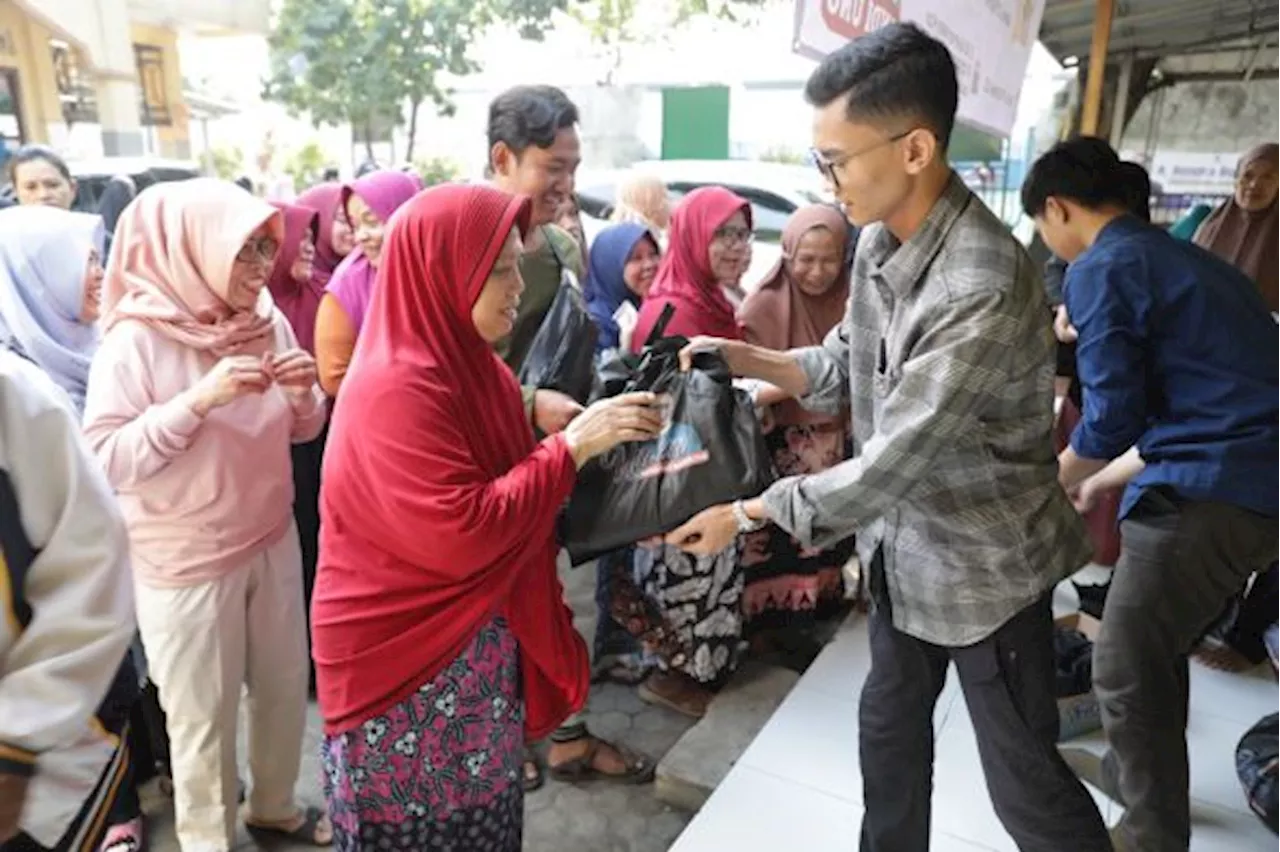 Harga Bahan Pokok Melonjak, Relawan Ini Gelar Bazar Sembako Murah di Bogor