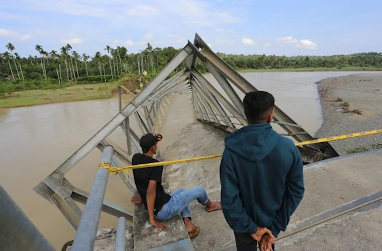 Jembatan Rangka Baja Ambruk di Nagan Raya