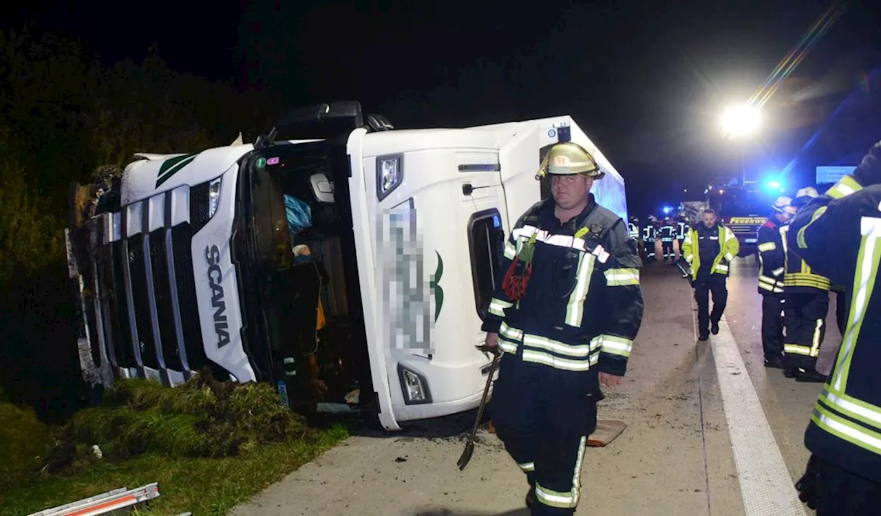 A1: Lastzug stürzt um – Fahrer lehnt Behandlung ab