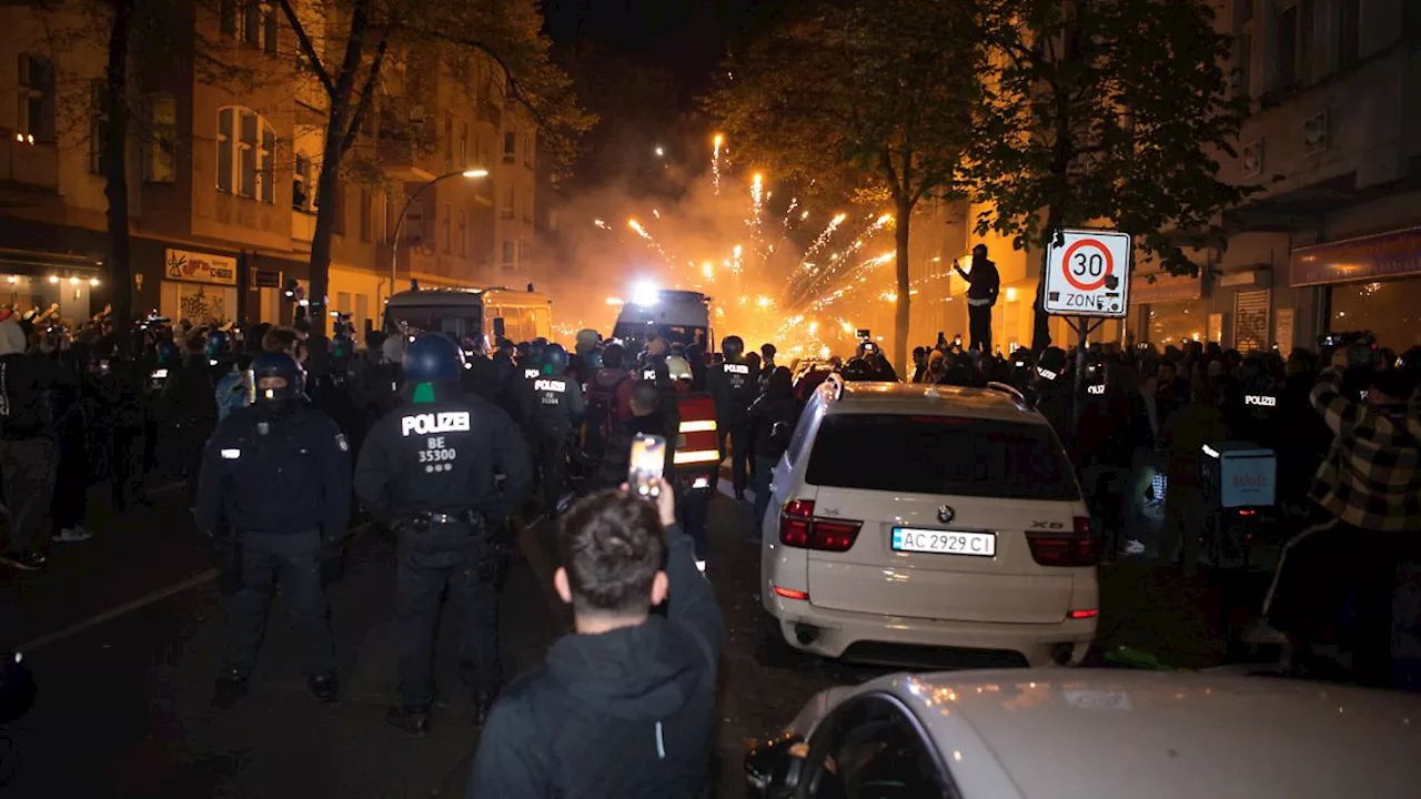 Polizei 'greift deutlich durch': Pro-Palästina-Demo eskaliert - Krawalle erschüttern Berlin-Neukölln