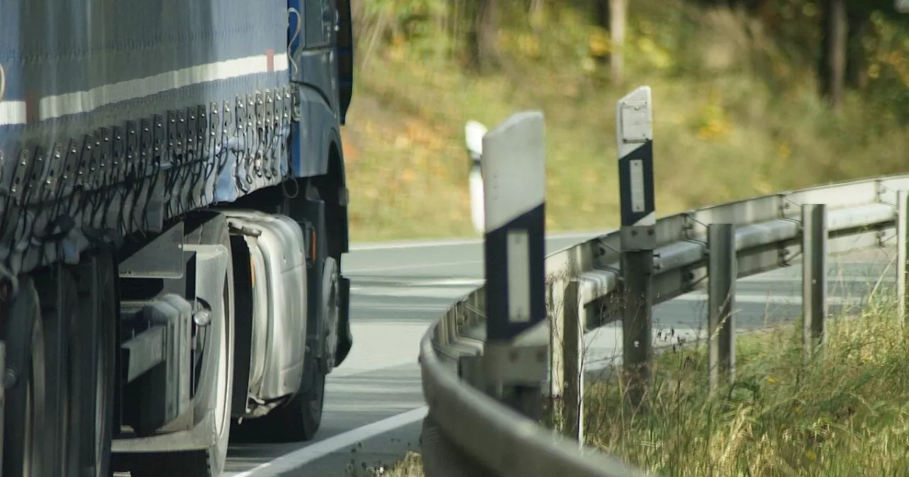 Lkw mit Gabelstaplern in Enger geklaut