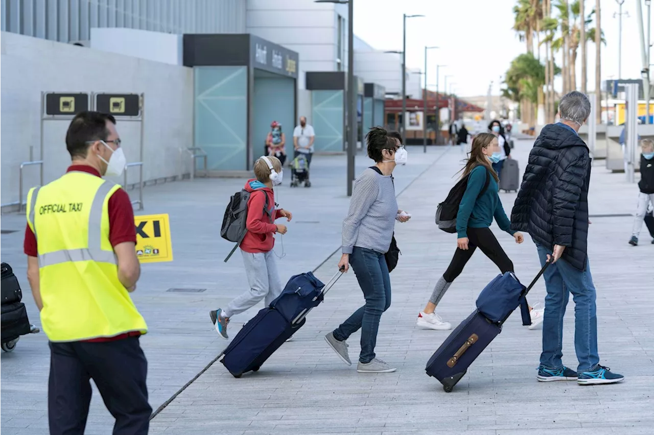 Un pasajero defeca en el suelo del baño del avión y retrasa un vuelo Tenerife-Londres