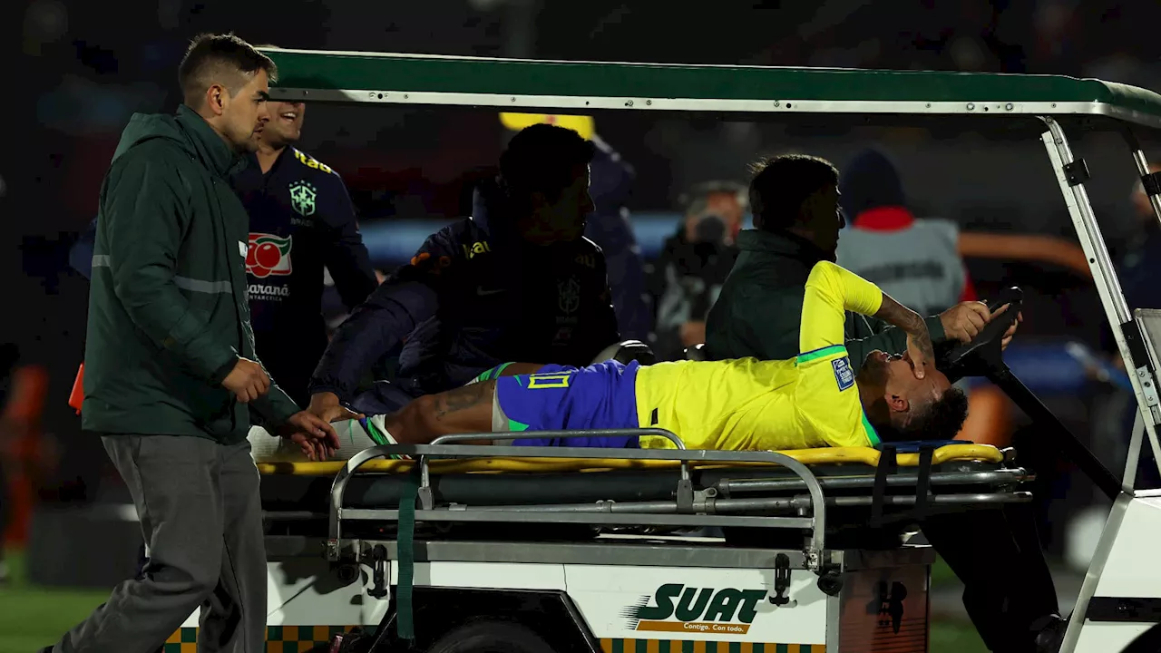 Brésil: Neymar quitte le terrain en pleurs après une blessure 'inquiétante' au genou