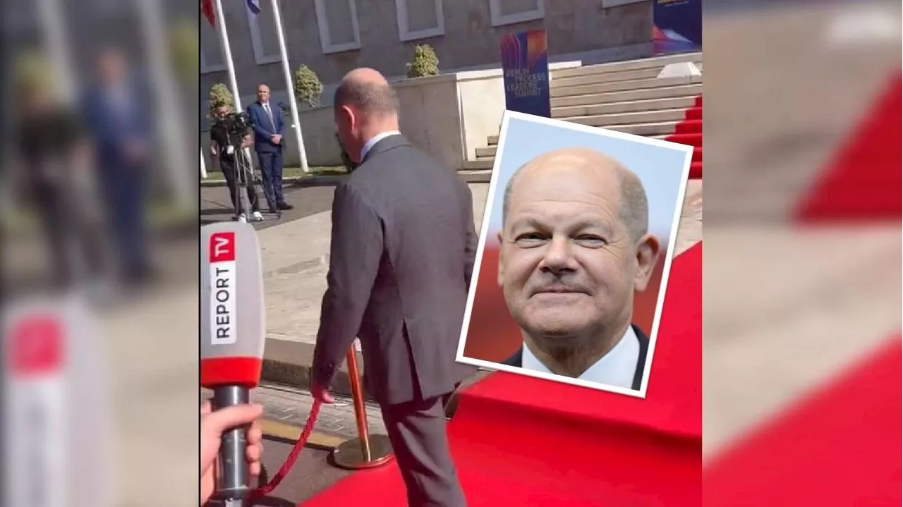 Olaf Scholz völlig verwirrt: Kanzler verläuft sich auf dem roten Teppich