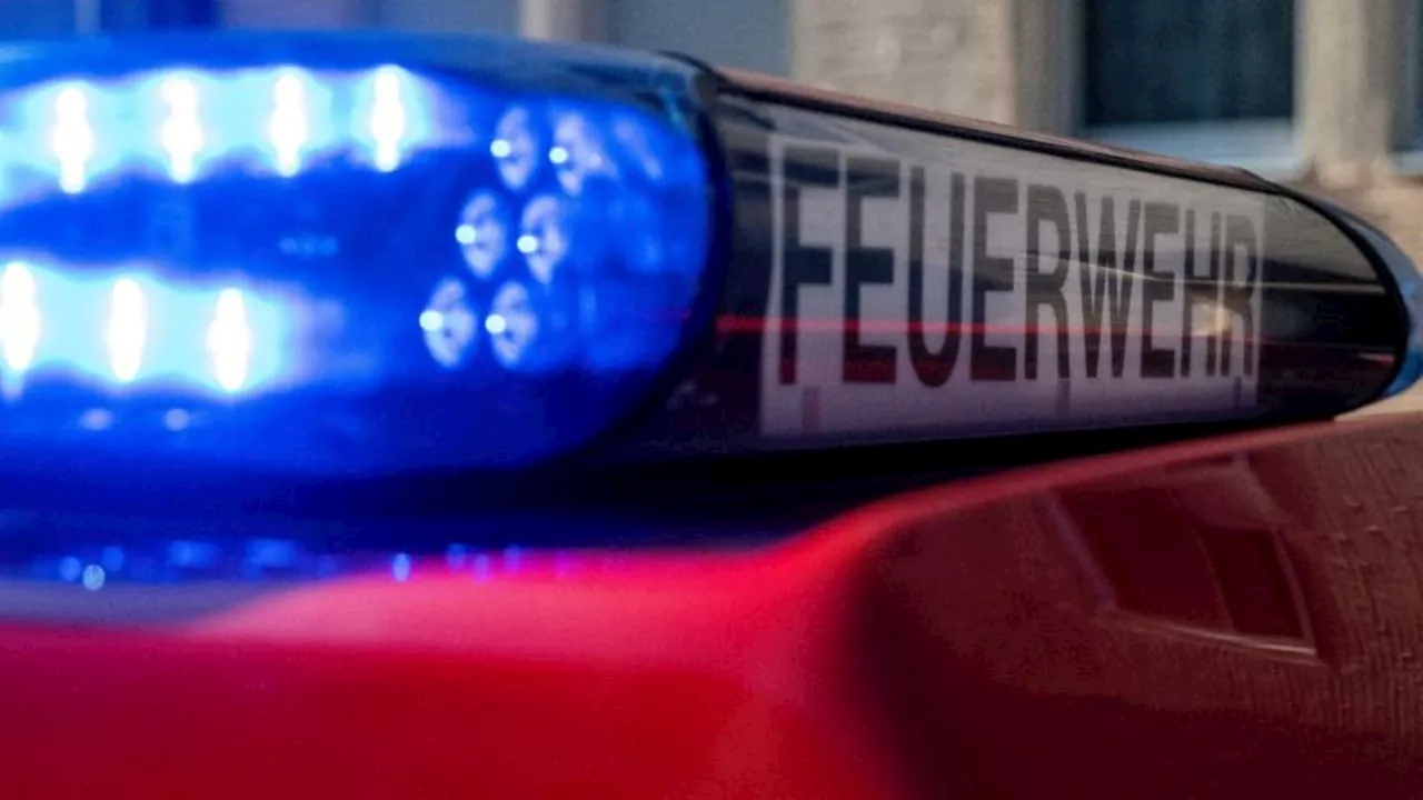 Bergisch Gladbach: Verpuffung und Feuer in Betrieb: Mitarbeiter schwer verletzt