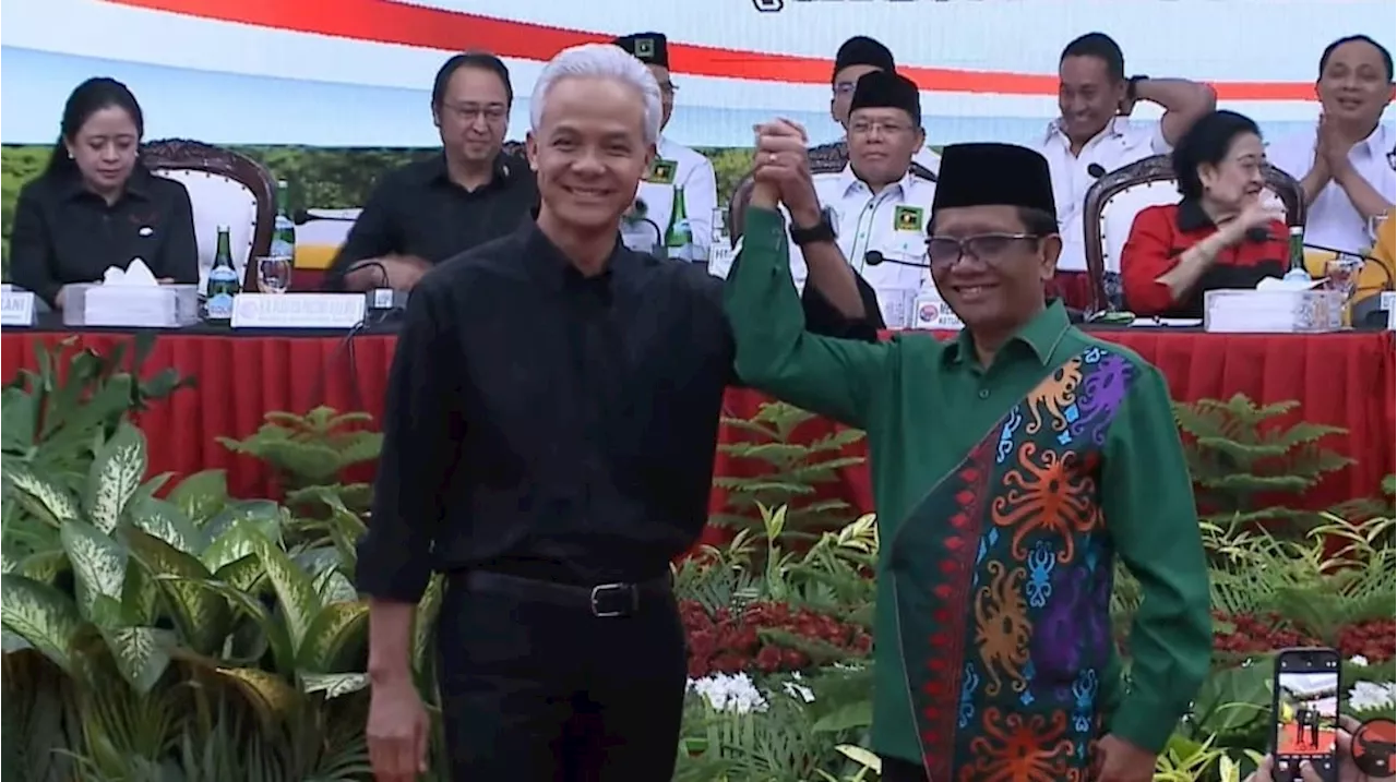 Gestur Kebahagiaan Mahfud MD Usai Jadi Cawapres Ganjar: Senyum Merekah Sembari Acungkan Jempol