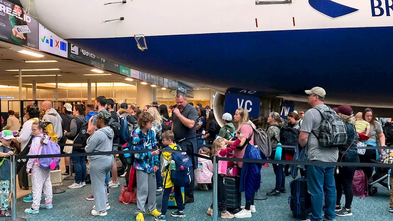 Helpful Passengers In TSA Line Let Airplane Running Late For Flight Cut To Front