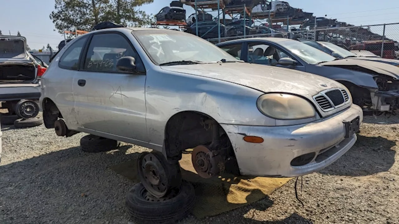 Junked 2000 Daewoo Lanos