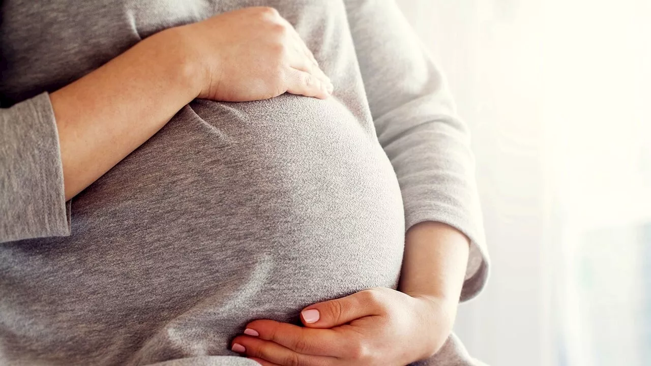 I vigili le ordinano di spostare la macchina che non parte: multata donna incinta al nono mese