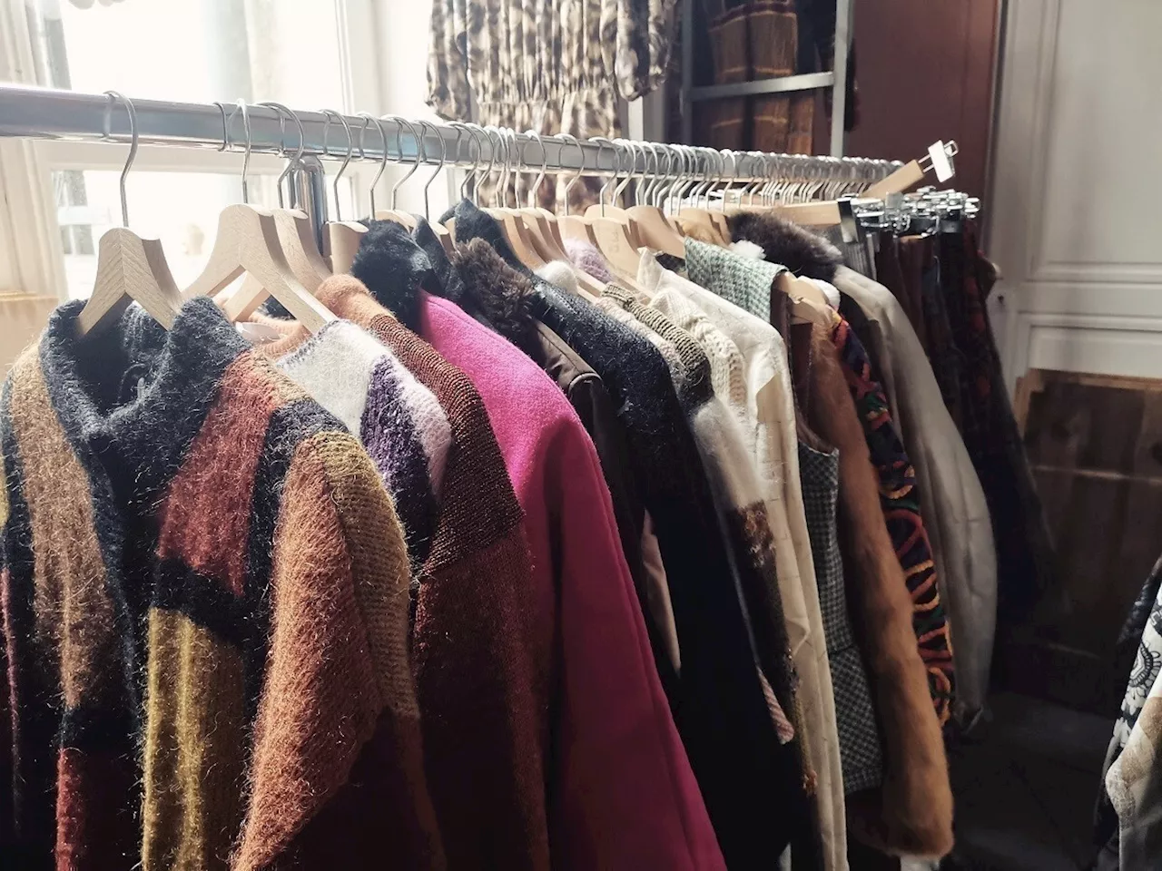 À Nantes, une vente éphémère de vêtements vintage au kilo