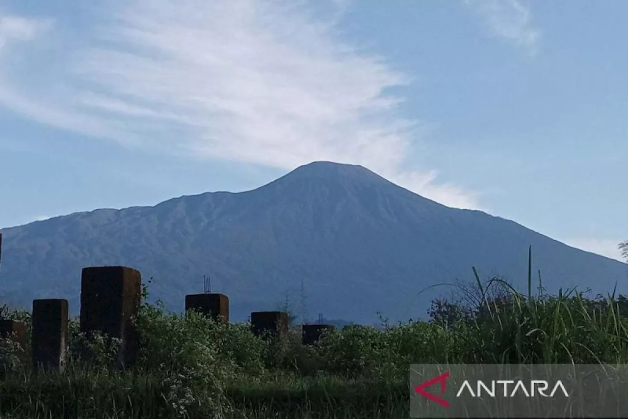 Gunung Slamet terbangun dari 'tidur' panjangnya