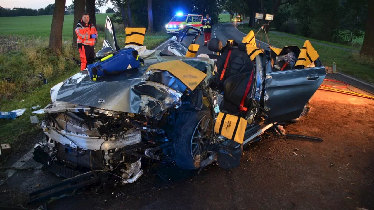 Horror-Crash nahe Stade: Aus diesem Stahlknäuel wurden zwei Schwerverletzte gerettet