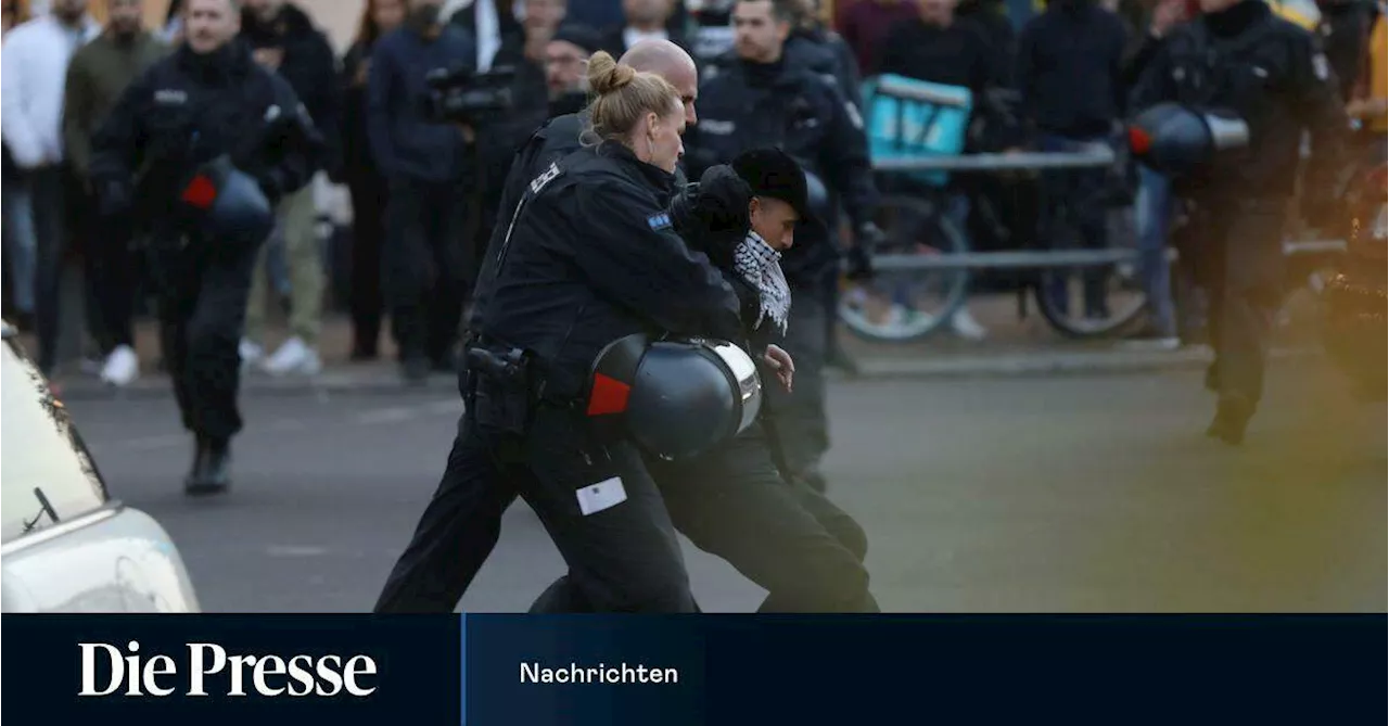 Steine auf Polizisten: Gewalt bei Pro-Palästinenser-Demo in Berlin-Neukölln eskaliert