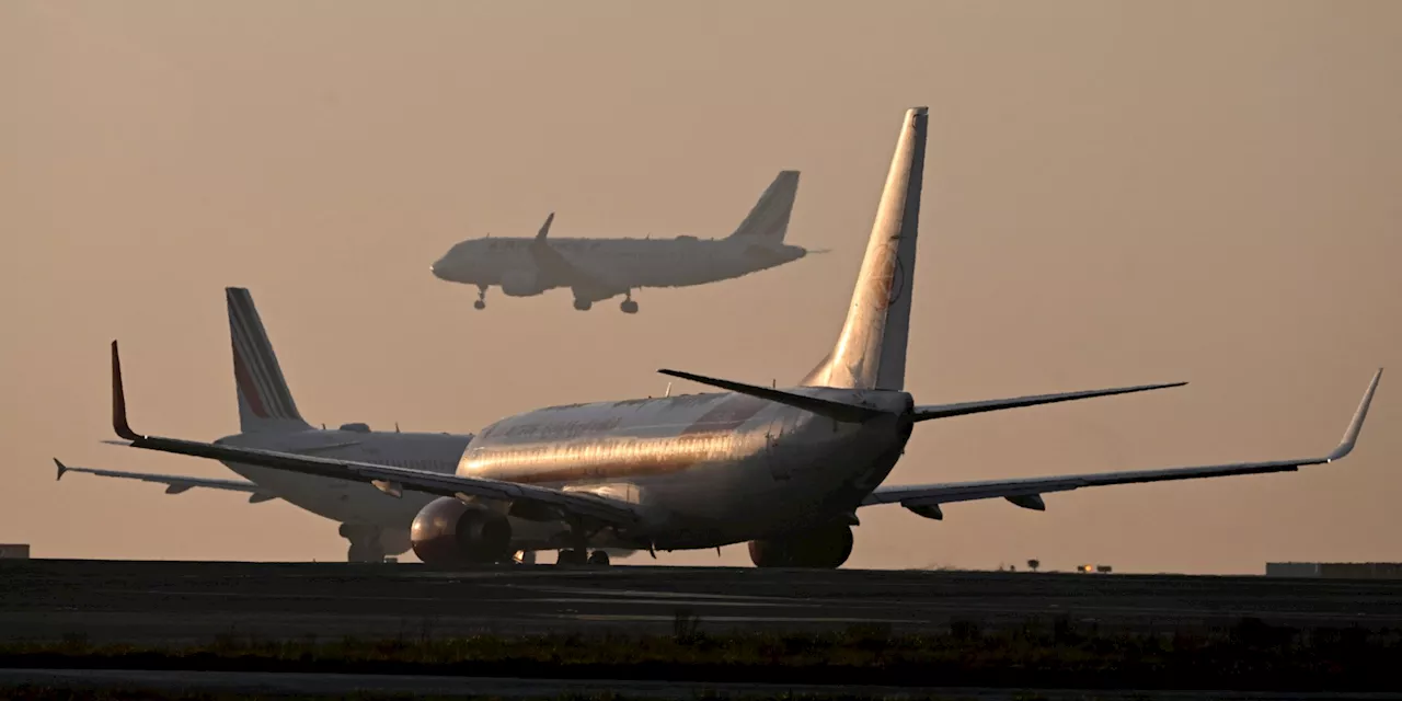 De nombreux aéroports français encore évacués jeudi après des alertes à la bombe