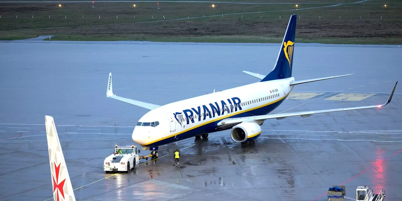 Bordpersonal sichtlich beunruhigt: Offene Tür bei Ryanair-Flug sorgt für Panik