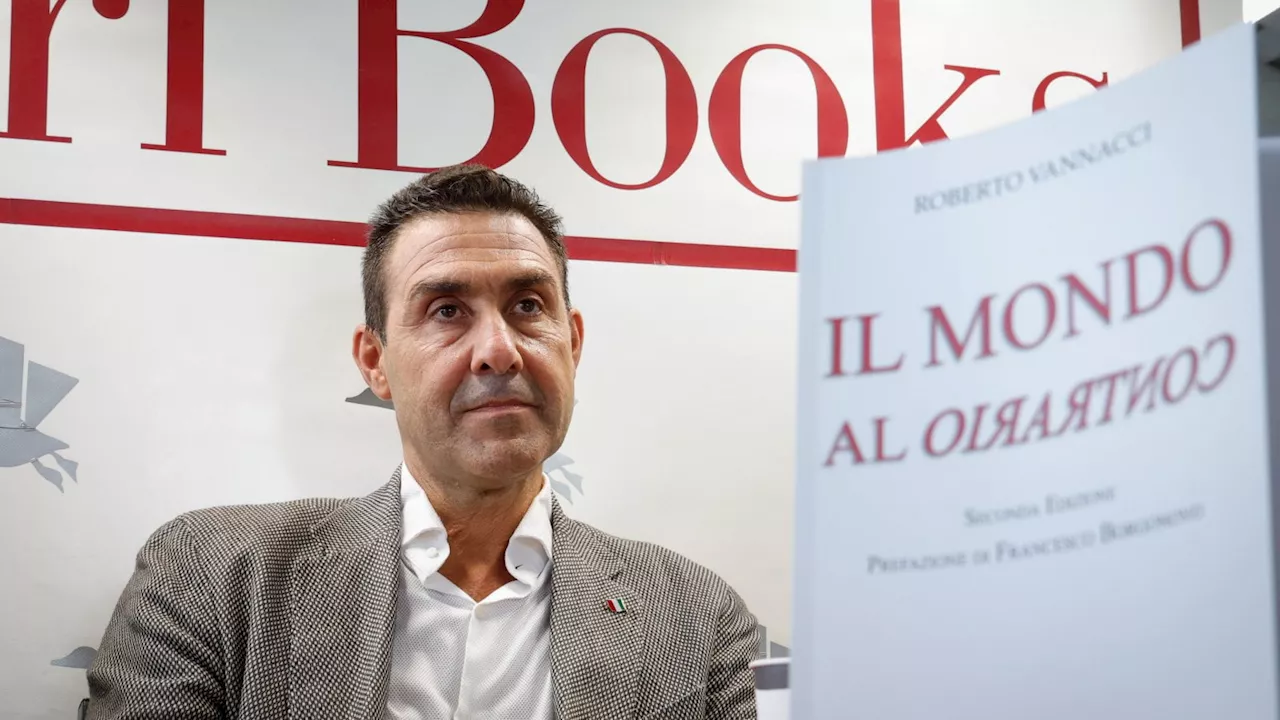 Al liceo si legge il libro del generale Vannacci: 'Stimola il pensiero critico'