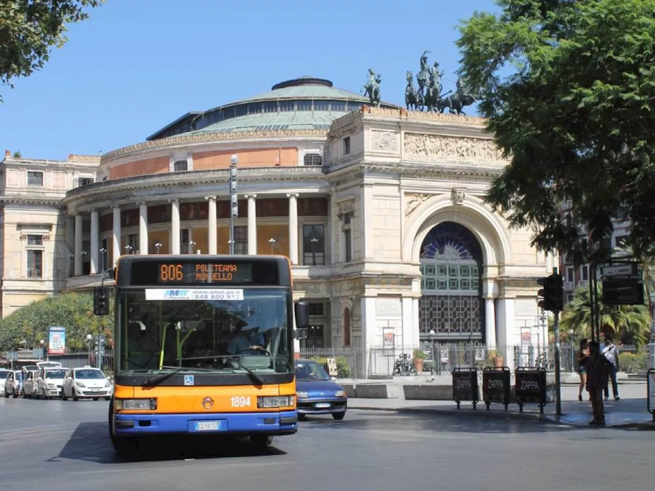 Difende disabile sul bus, la babygang massacra l'autista a Palermo