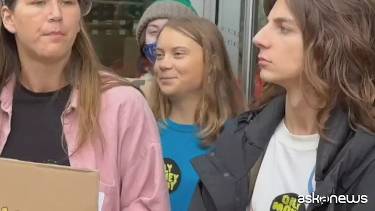 Inarrestabile Greta Thunberg, torna a manifestare a Londra dopo l'arresto