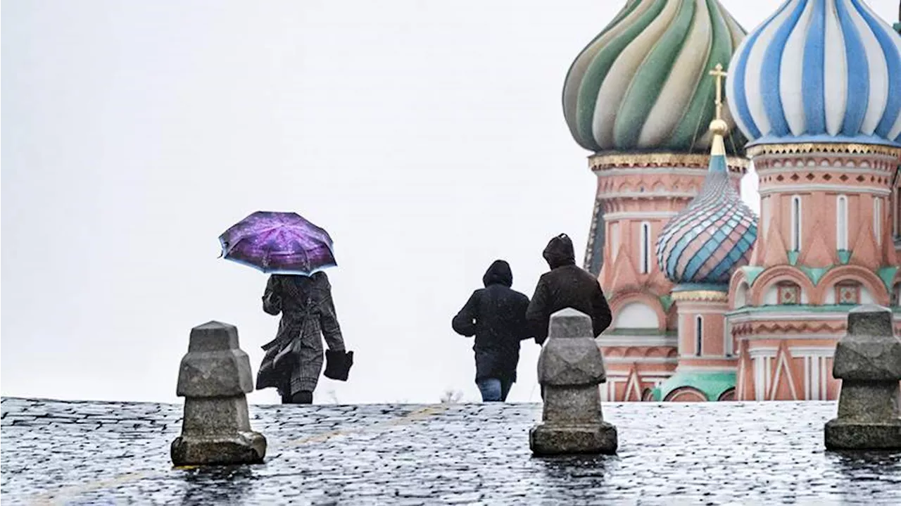 Синоптики спрогнозировали холод и дожди в выходные в Москве