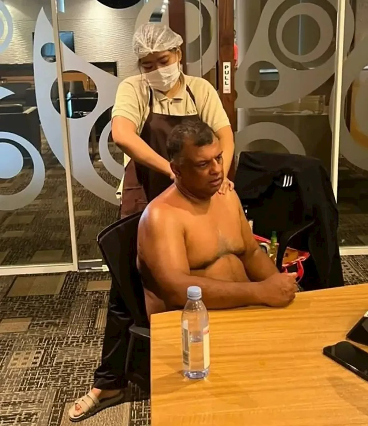 Bilionário sem camisa recebe massagem durante reunião pelo Zoom