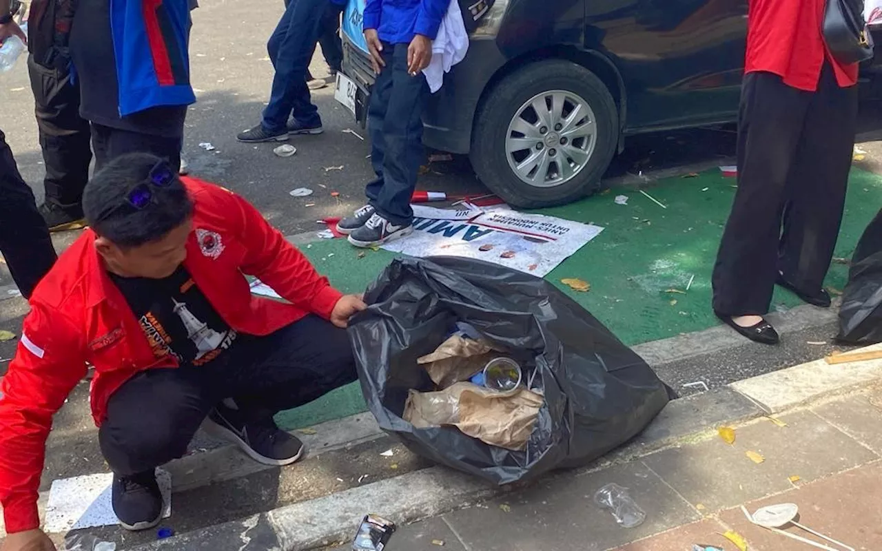 Sukarelawan Ganjar-Mahfud Bersih-Bersih Area KPU Setelah Prosesi Pendaftaran