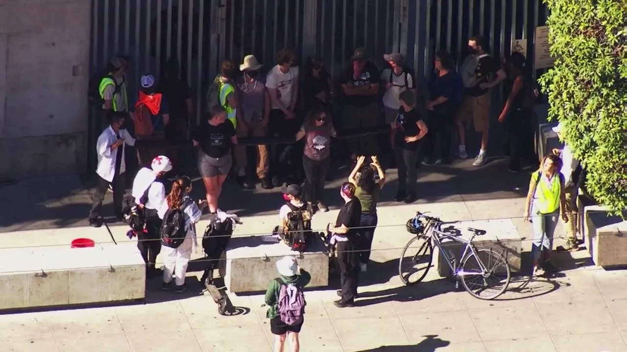 Gaza war protestors chain themselves to Pelosi's SF office building