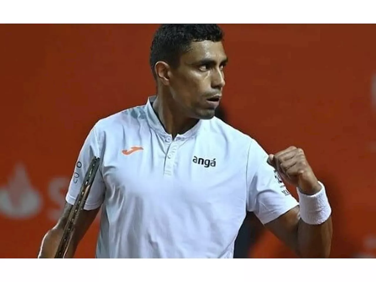 Thiago Monteiro arrasa argentino e faz semi em Santa fé