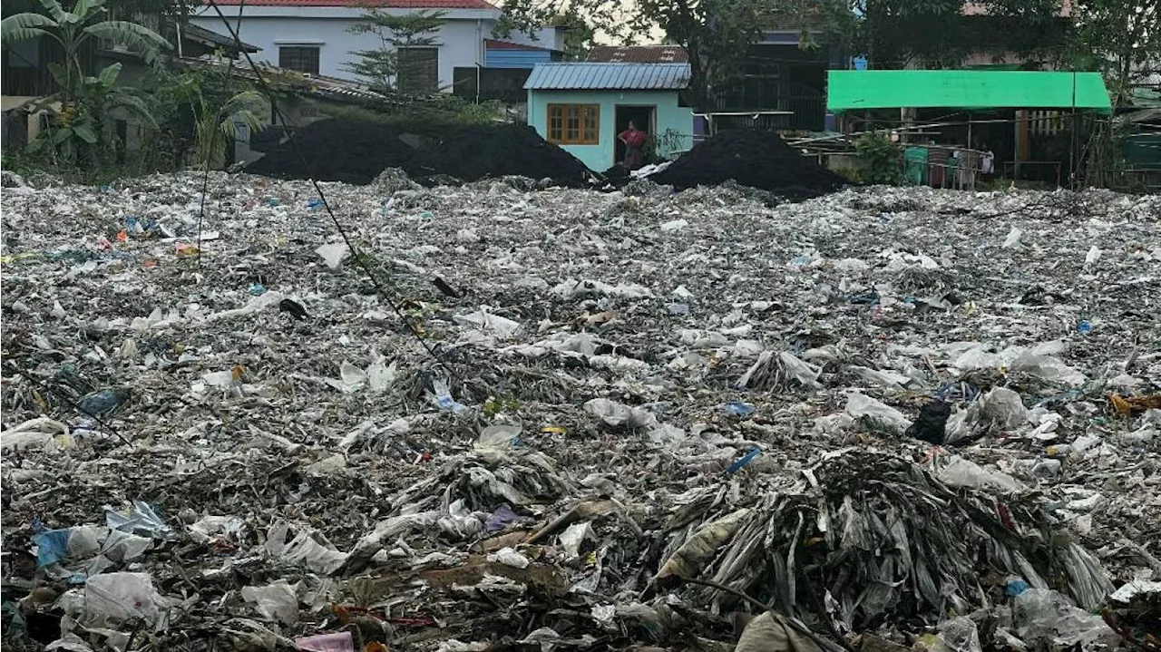 En Birmanie, des habitants envahis par des déchets plastiques venus des pays occidentaux