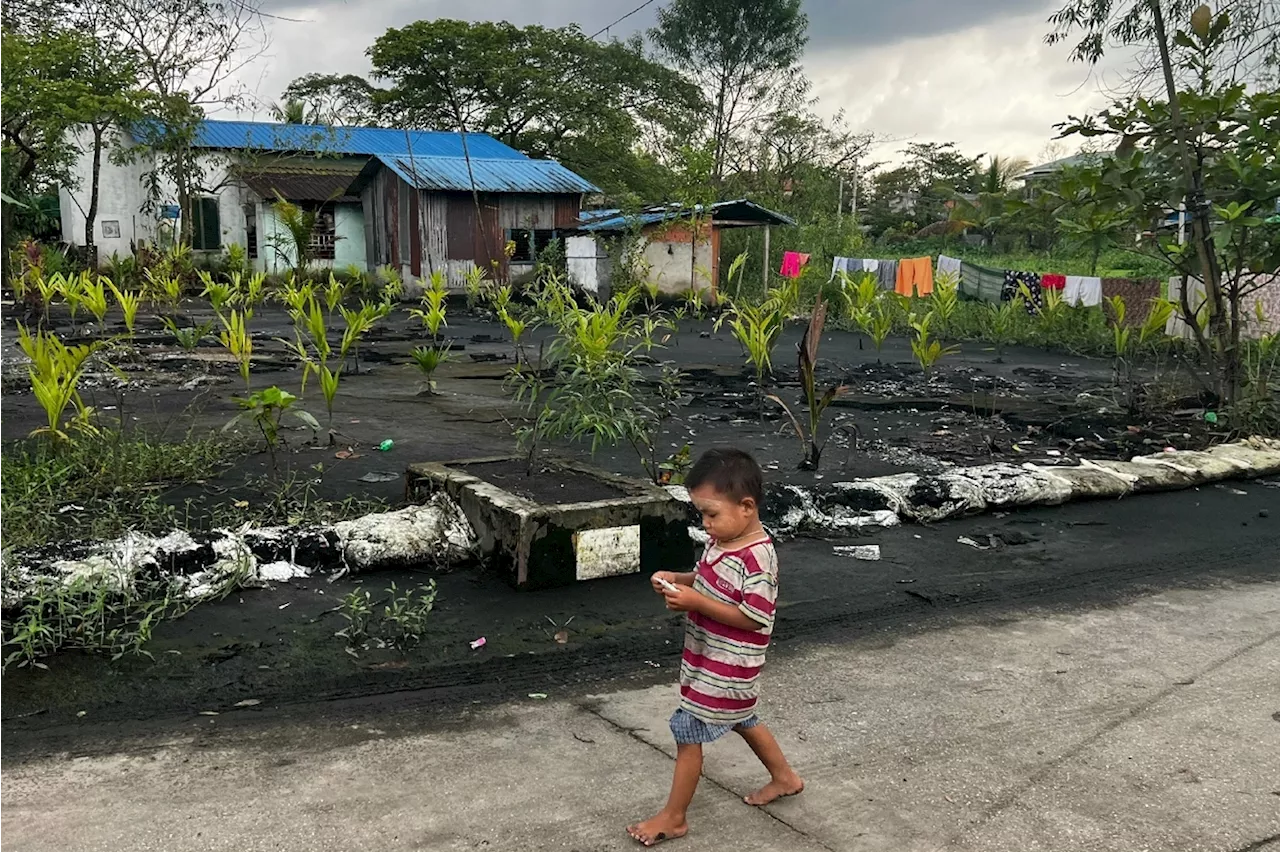 En Birmanie, des habitants envahis par des déchets plastiques venus des pays occidentaux