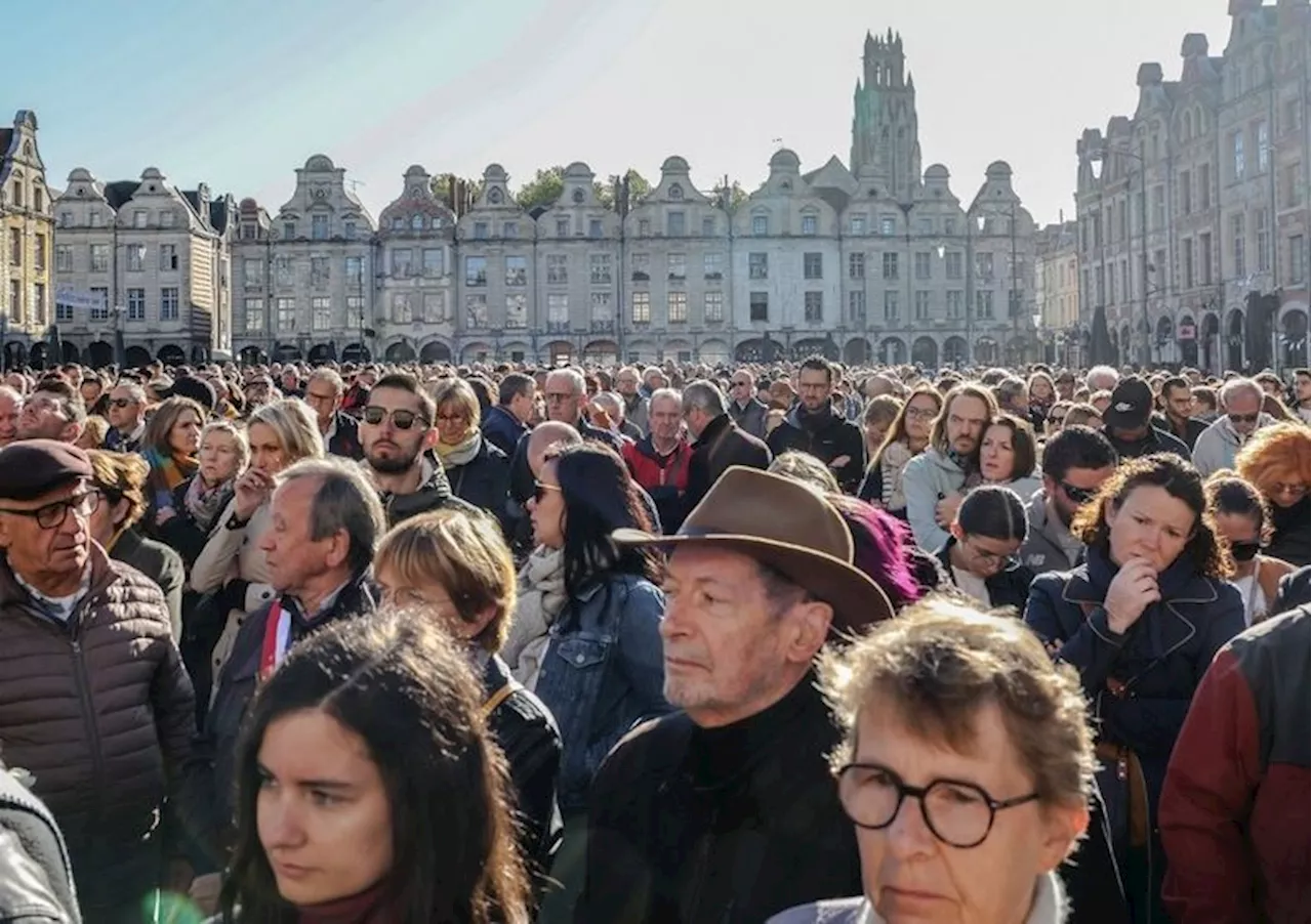 Trois jours après l'attaque au couteau du lycée Gambetta à Arras, la France rend hommage à la mémoire de Dominique Bernard, professeur de français tué par un terroriste islamiste de 20 ans : Mohammed Mogouchkov. Des rassemblements et des minutes de silence sont prévus dans tout le pays, trois ans jour pour jour après l'assassinat de Samuel Paty. Suivez le déroulement des événements avec « Marianne ».