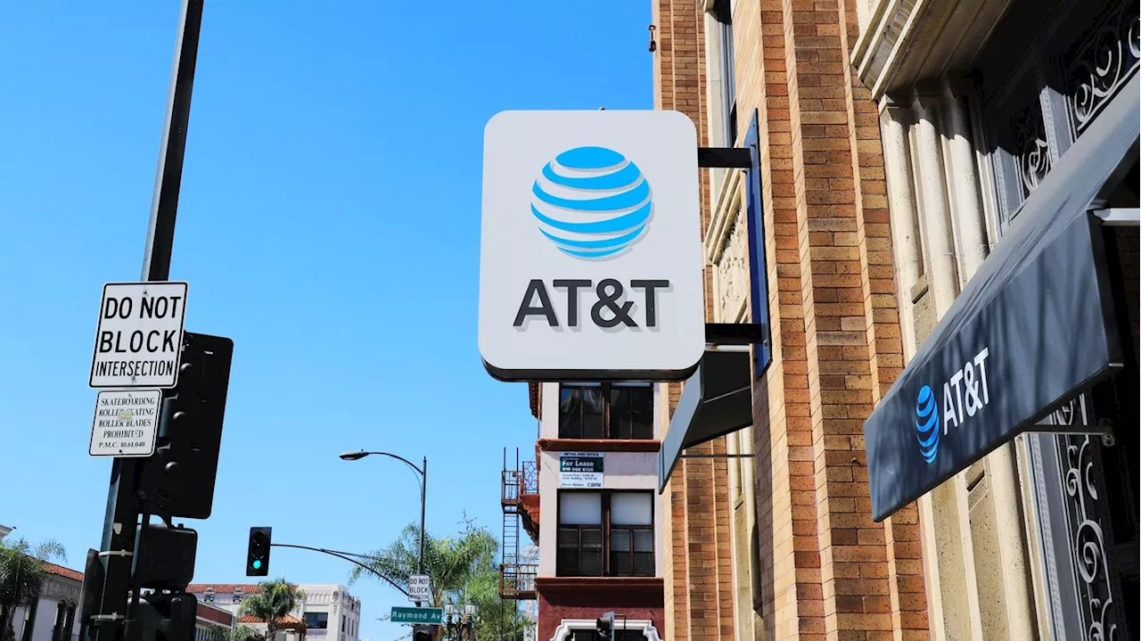 AT&T beats on free cash flow, while boosting earnings outlook