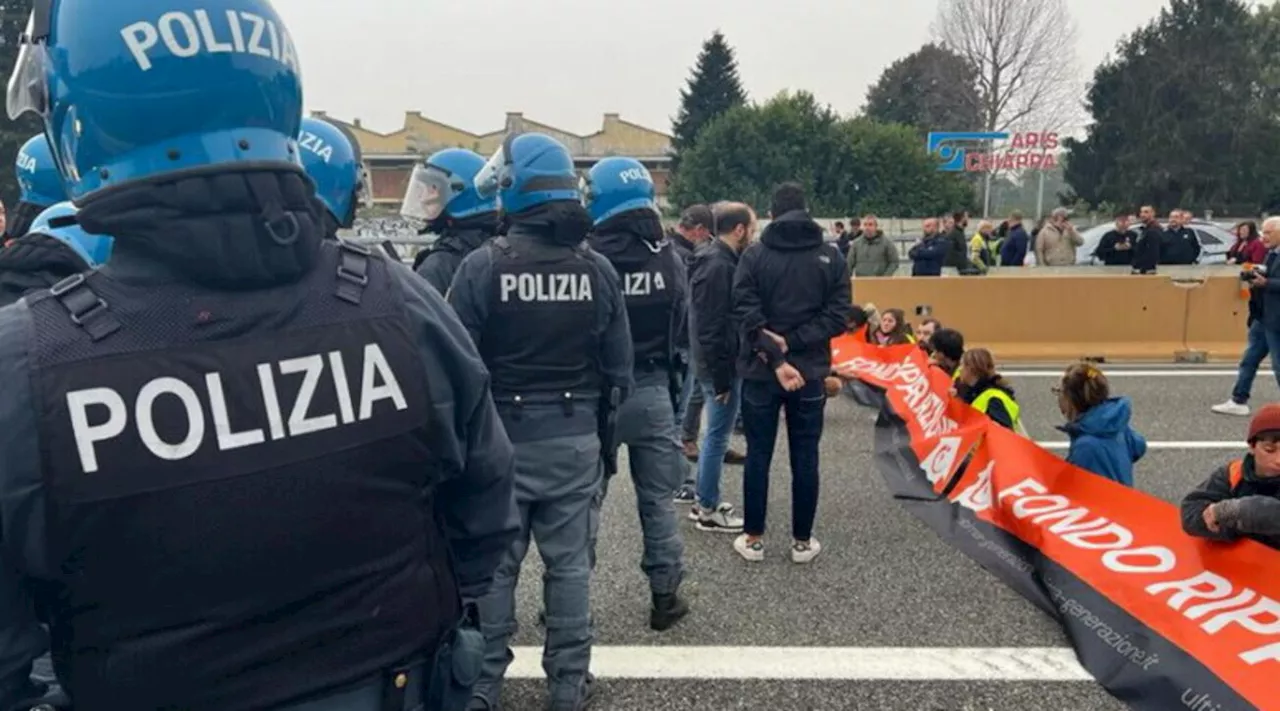 Ambientalisti sgomberati: avevano bloccato per due ore l'imbocco dell'autostrada A4 a Torino