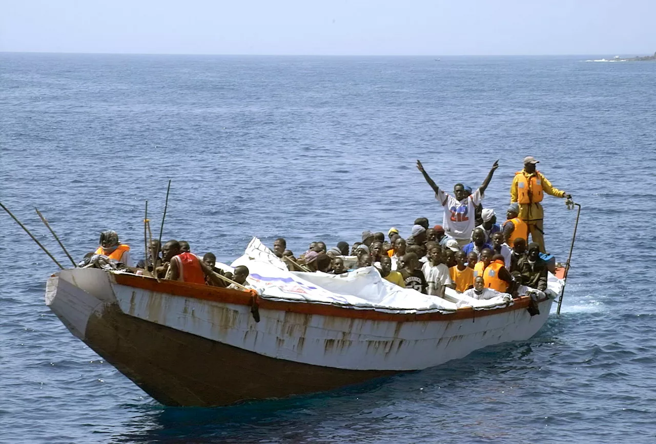 La Marina de Senegal intercepta dos cayucos con 338 personas, entre ellas 18 menores