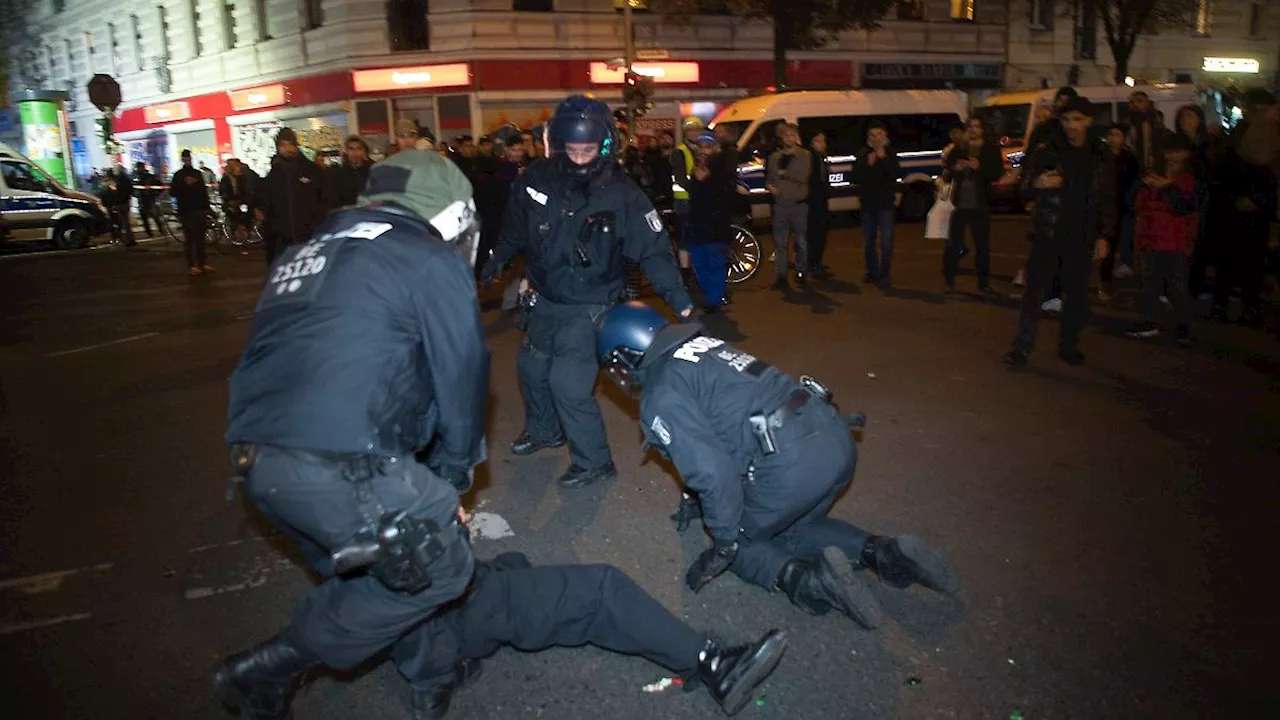 Berlin & Brandenburg: Polizei: Über 170 Festnahmen bei Ausschreitungen in Neukölln