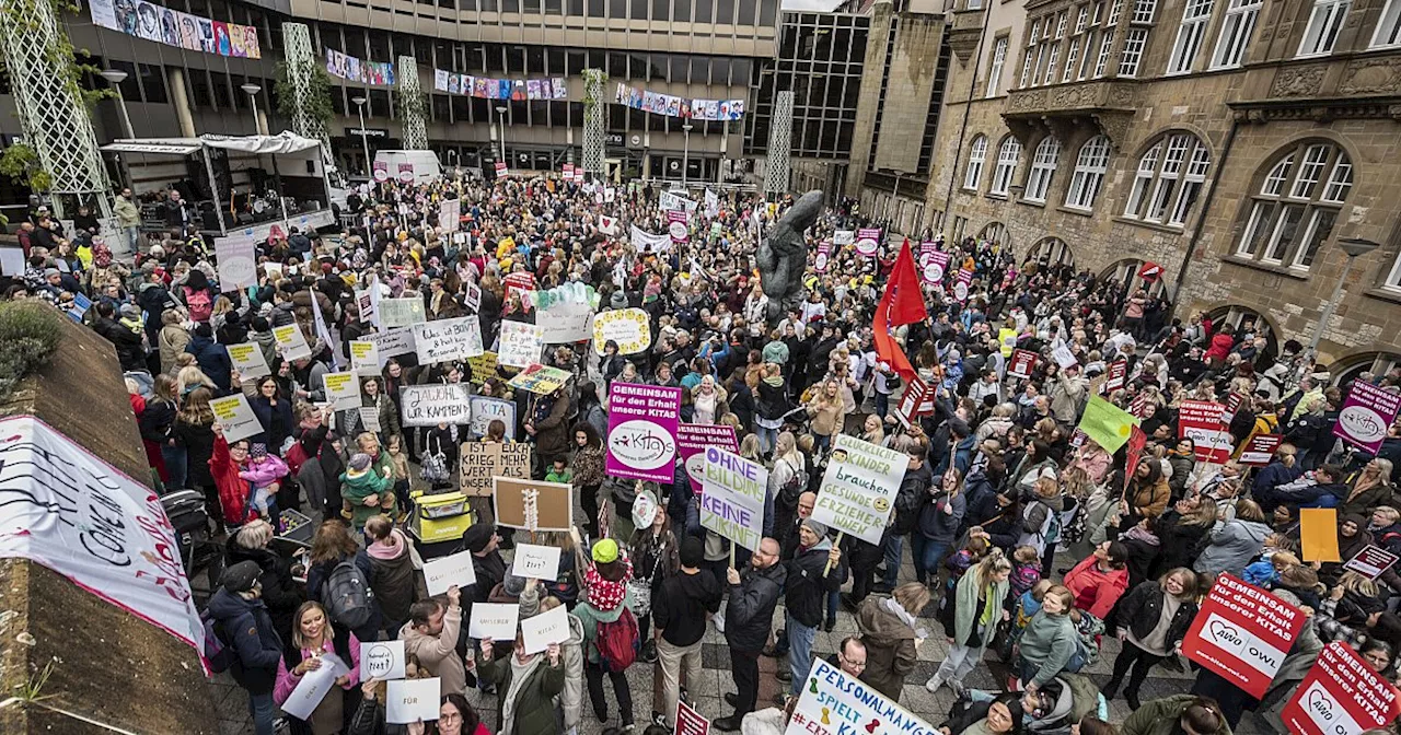 'Es geht in Kitas nur ums Überleben': Demo mit 3.000 Menschen in Bielefeld