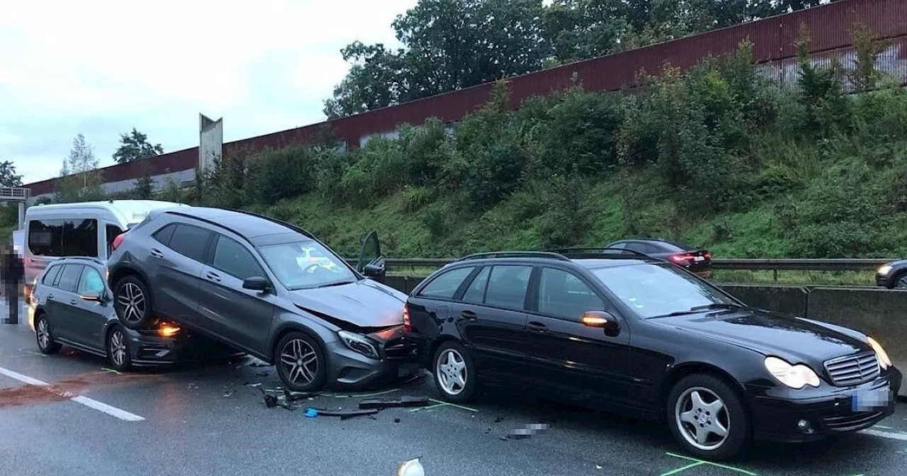 Update: Zwei Schwerverletzte bei Auffahrunfällen auf der A2 und der A33 bei Bielefeld