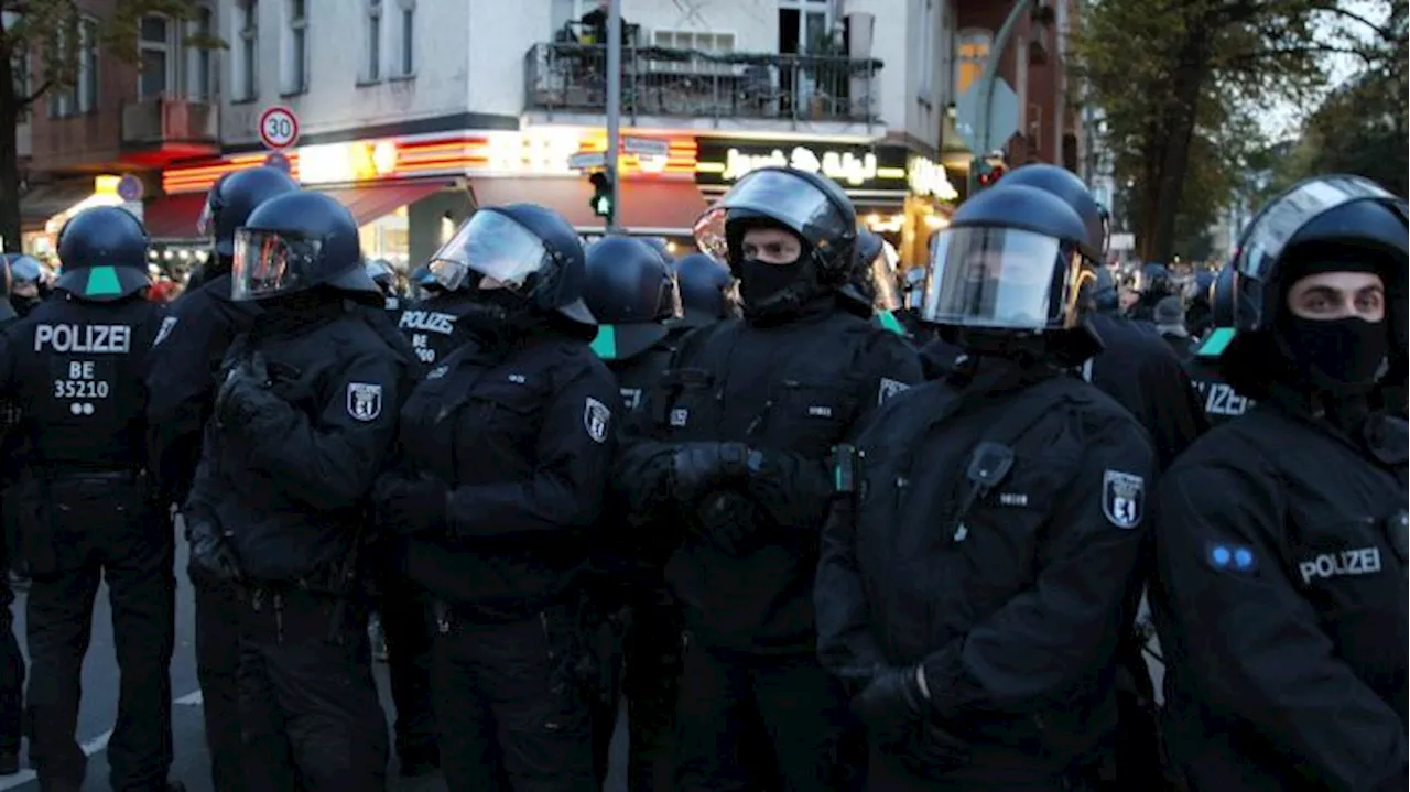 Berliner Polizei fordert bei Bund und Ländern Unterstützung an