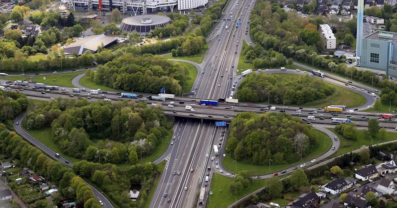 Massiver Schaden auf A3 – eine Spur im Kreuz Leverkusen zu​