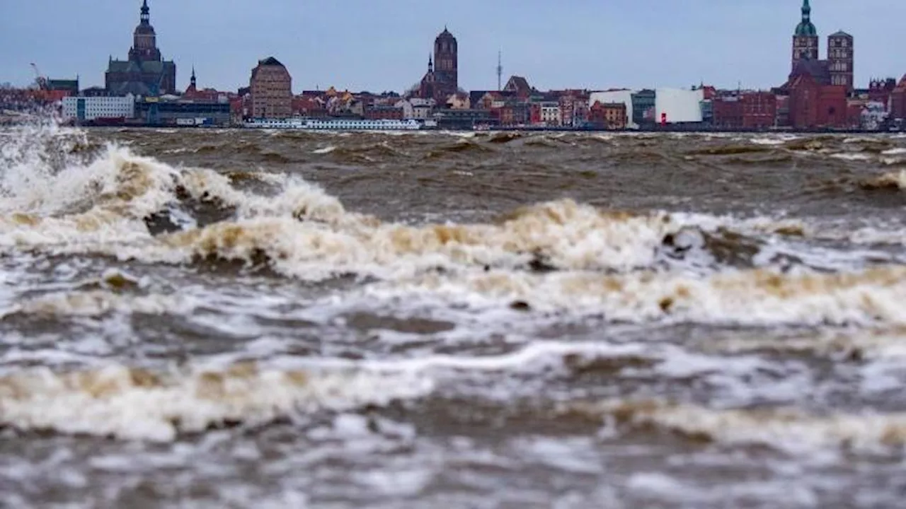 Sturm und extreme Sturmflut im Norden: Hochwasser an der Ostsee, krasses Niedrigwasser an der Nordsee