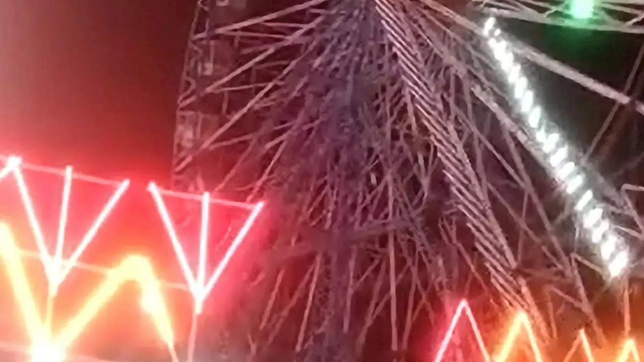 Heart-stopping moment rescuers climb Ferris wheel after carriages flip upside down leaving passengers...