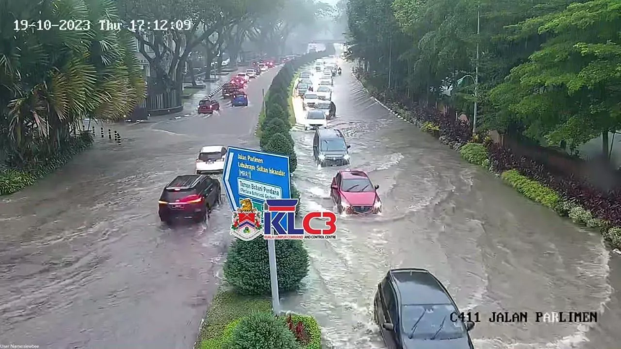 Banjir kilat: Trafik sesak, perlahan di kebanyakan lokasi ibu negara