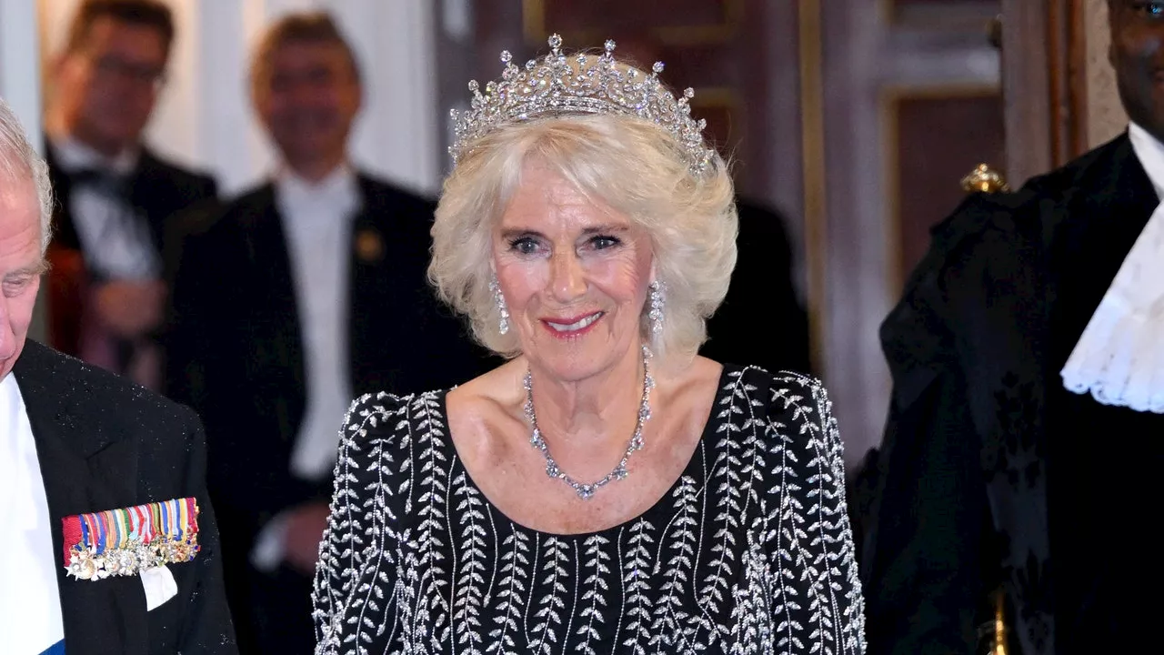 La regina Camilla, a sorpresa, indossa la tiara preferita di Elisabetta II