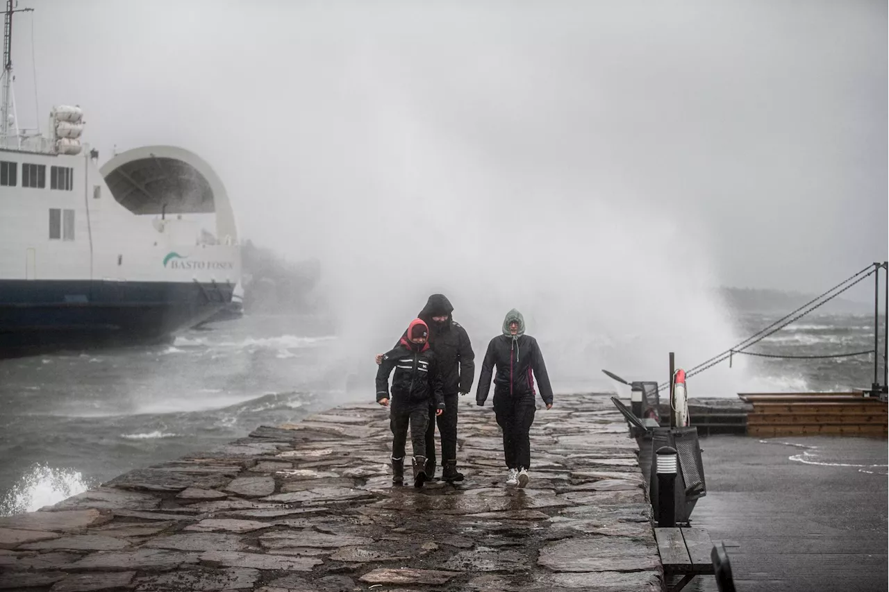 Nå er det full storm: – Utsett reisen