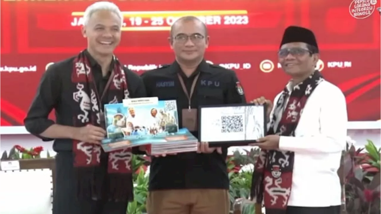 Ganjar-Mahfud MD Serahkan Scrapbook dan Barcode Berisi Visi Misi ke KPU