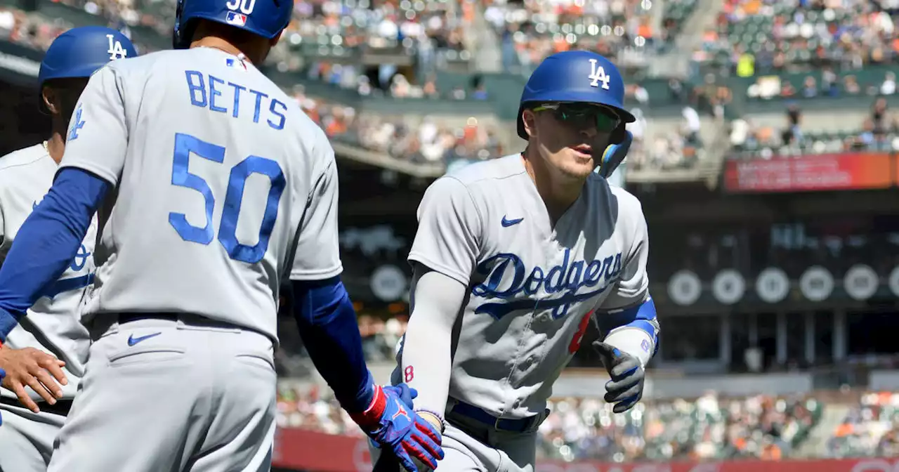 Hernández hits three-run homer as Dodgers beat Giants 5-2