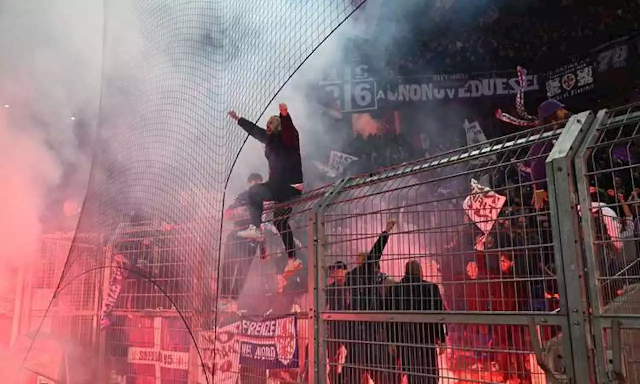 Scontri a Firenze prima di Fiorentina-Cagliari: ferito un poliziotto VIDEO