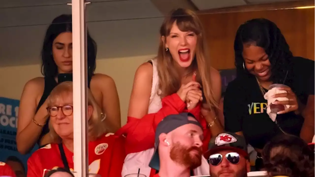 Taylor Swift watches Travis Kelce's Chiefs take on the Jets at MetLife Stadium