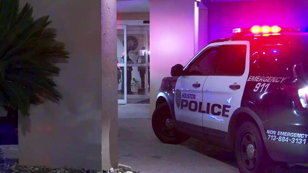 Hotel clerk shot during robbery in Houston, police say