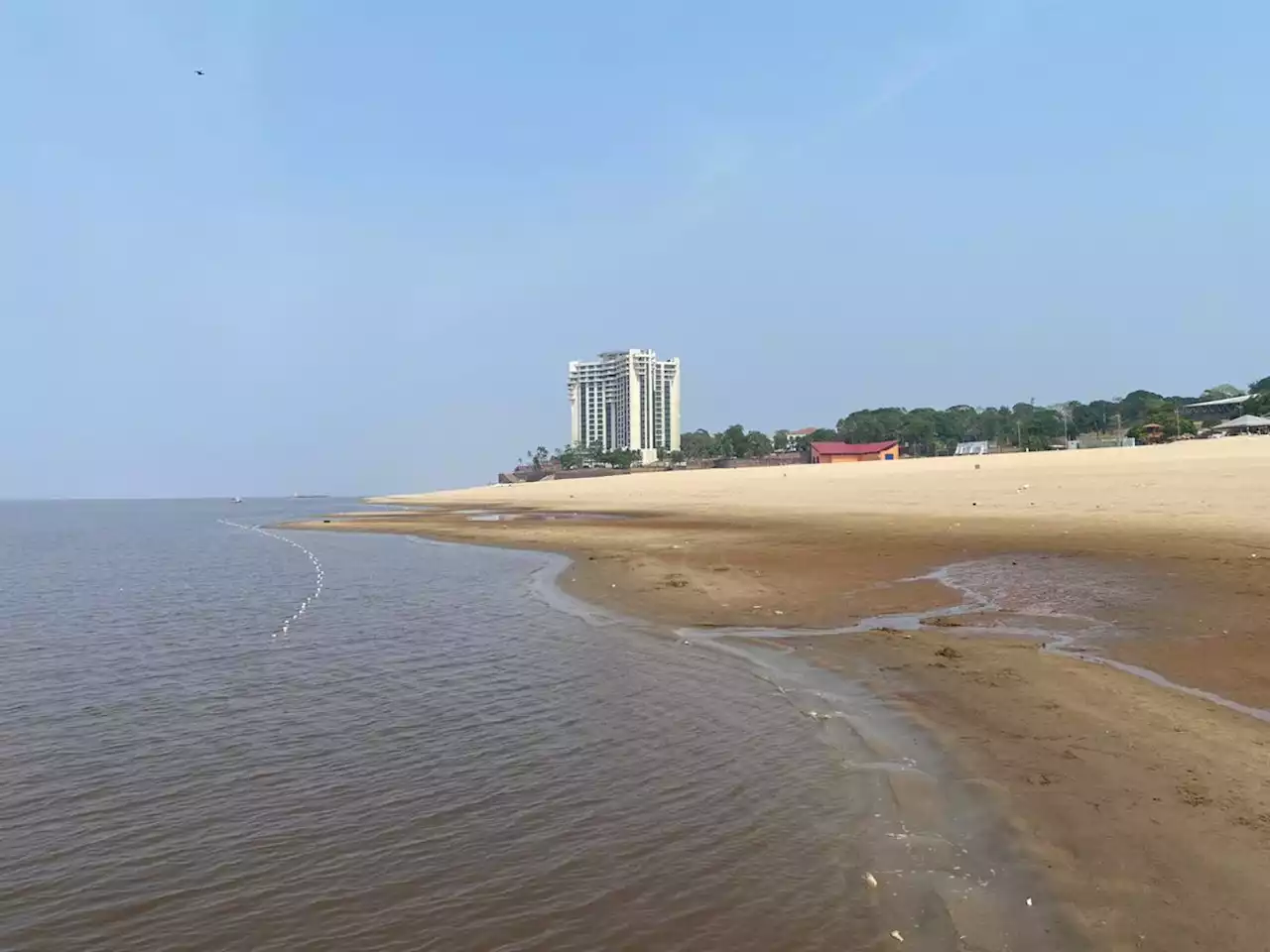 Seca interdita praia da Ponta Negra, principal balneário de Manaus