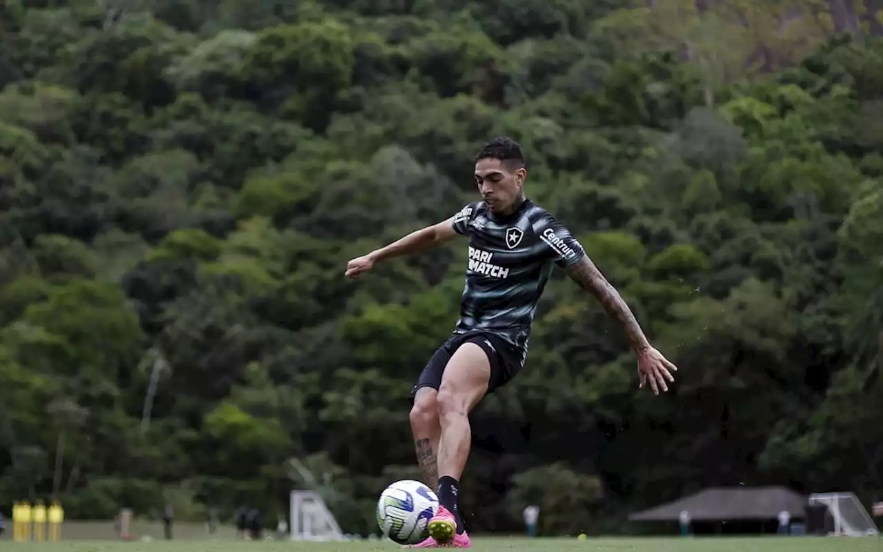 De contrato renovado, Hugo recebe nova oportunidade no Botafogo | Botafogo